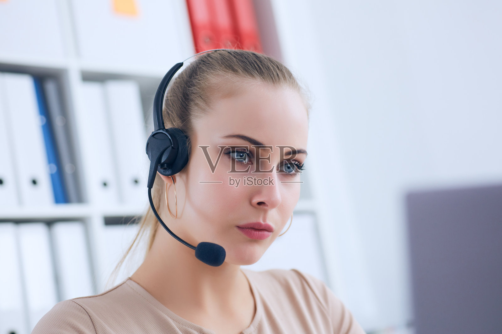 个人的商务助理。热热线工作人员照片摄影图片