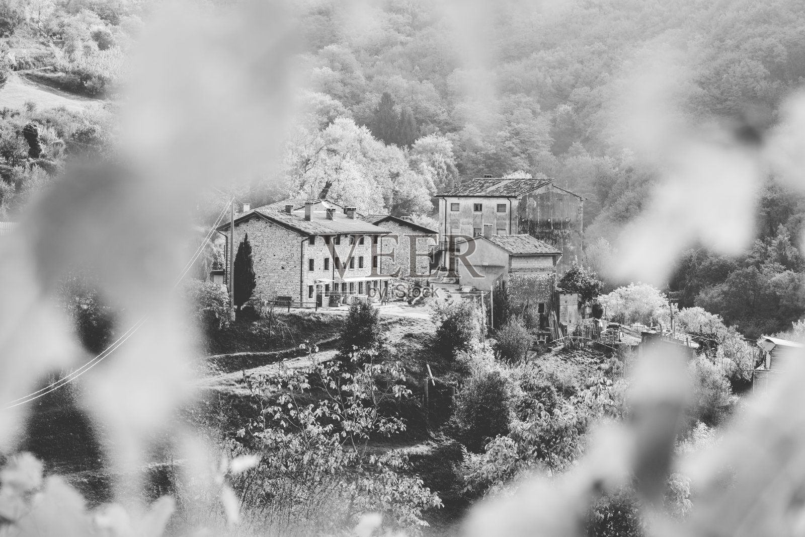 意大利绿色群山中的小村庄。照片摄影图片