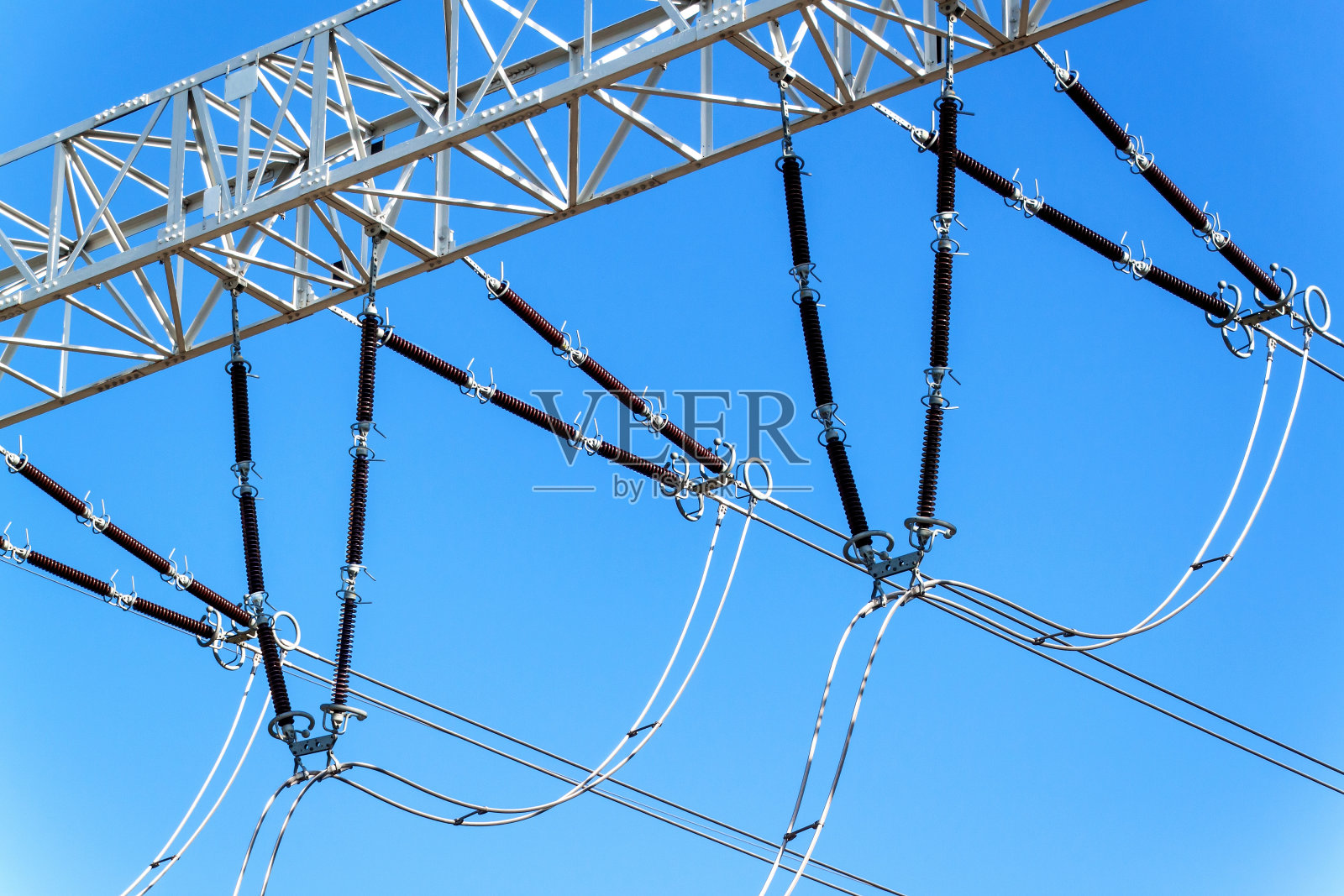 生产的电力。能源的概念。高压陶瓷绝缘子详细介绍。高电压。照片摄影图片