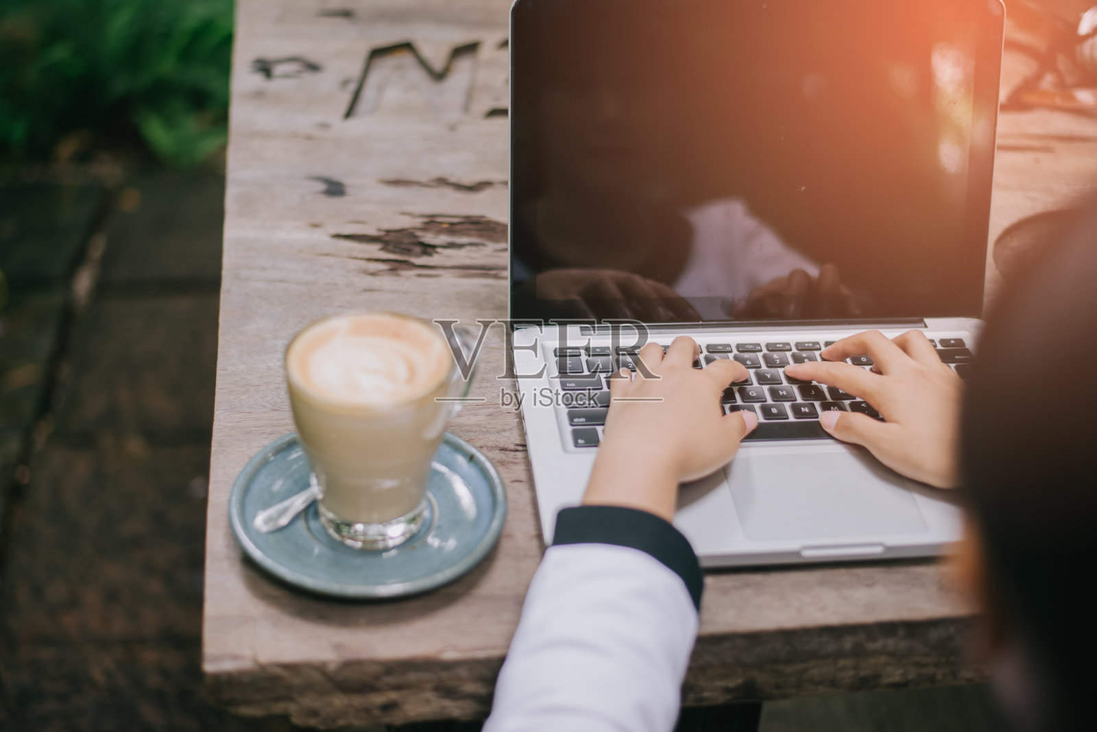 女商人正在咖啡店里用电脑工作照片摄影图片