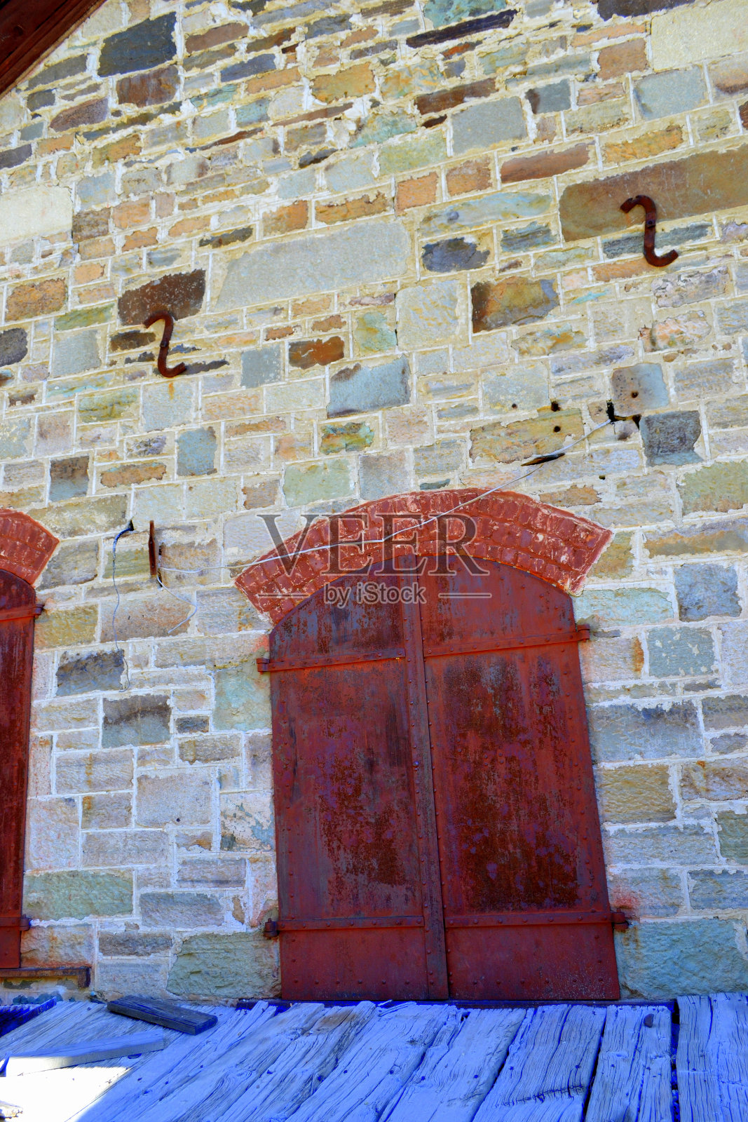 生锈的红色金属门照片摄影图片