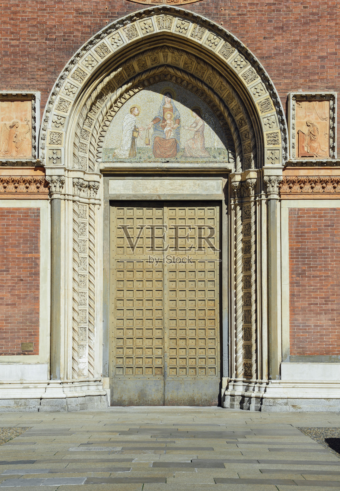 意大利米兰布雷拉区圣玛丽亚卡尔米内教堂前门照片摄影图片