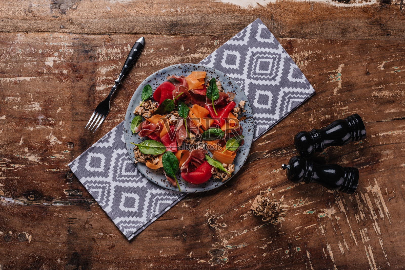 俯视图新鲜的美食沙拉与贻贝，蔬菜和火腿照片摄影图片