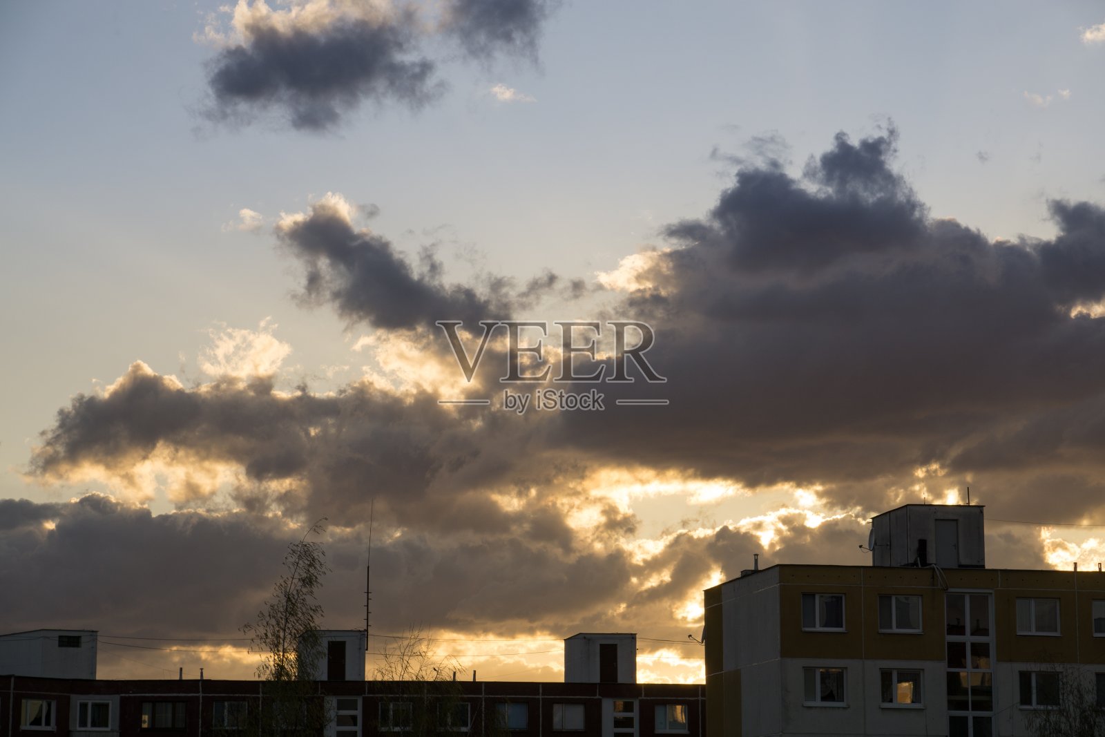 多云七彩日出日落。照片摄影图片