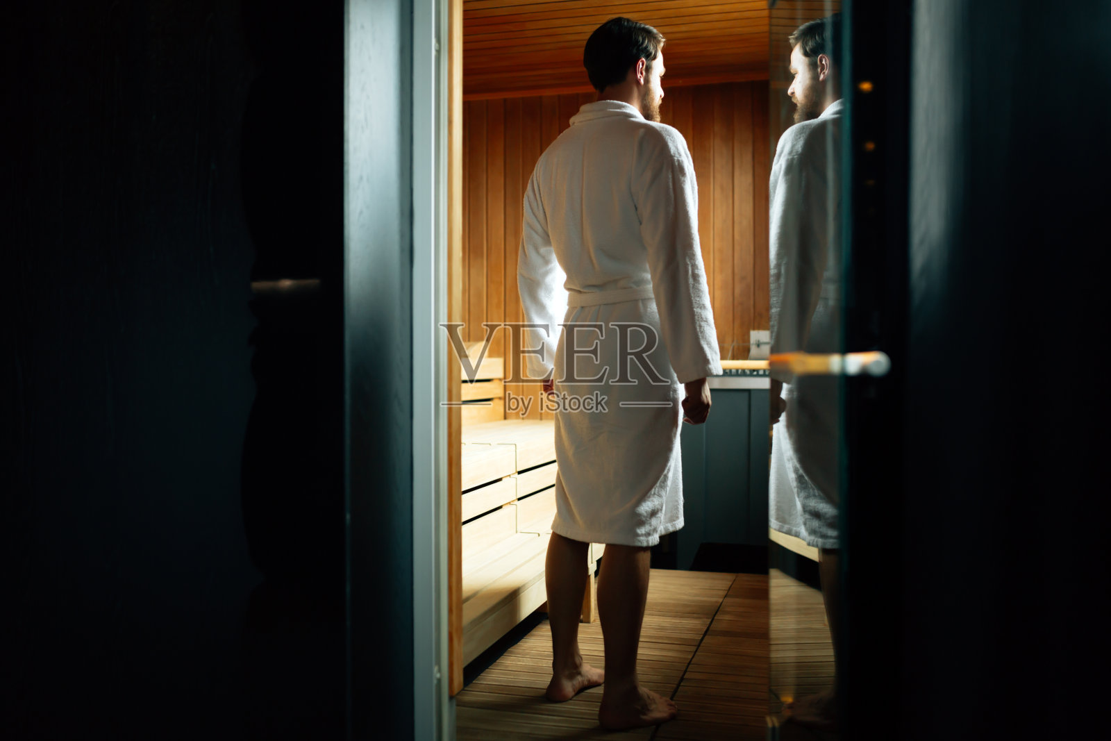 帅哥进桑拿照片摄影图片
