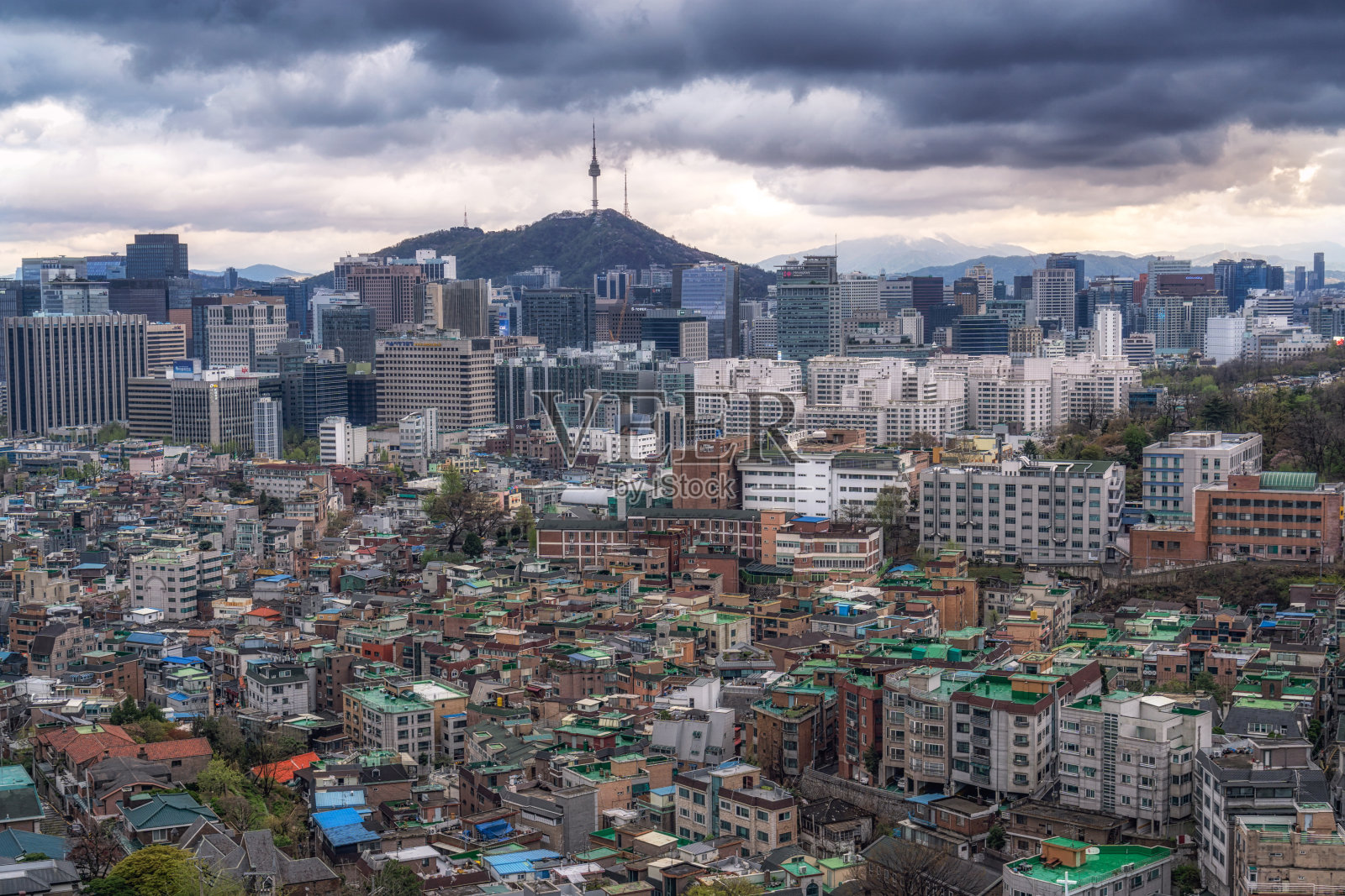 首尔上空阴沉沉的天空照片摄影图片
