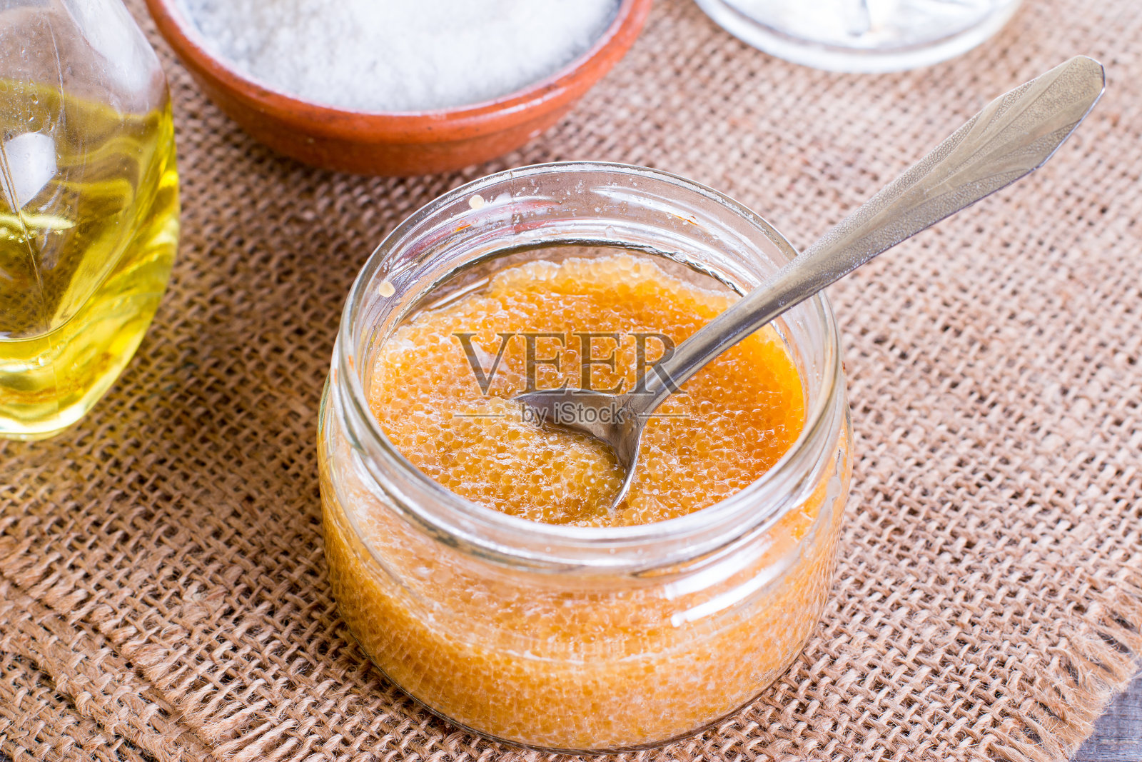 桌上的玻璃罐里装着梭鱼鱼子酱照片摄影图片