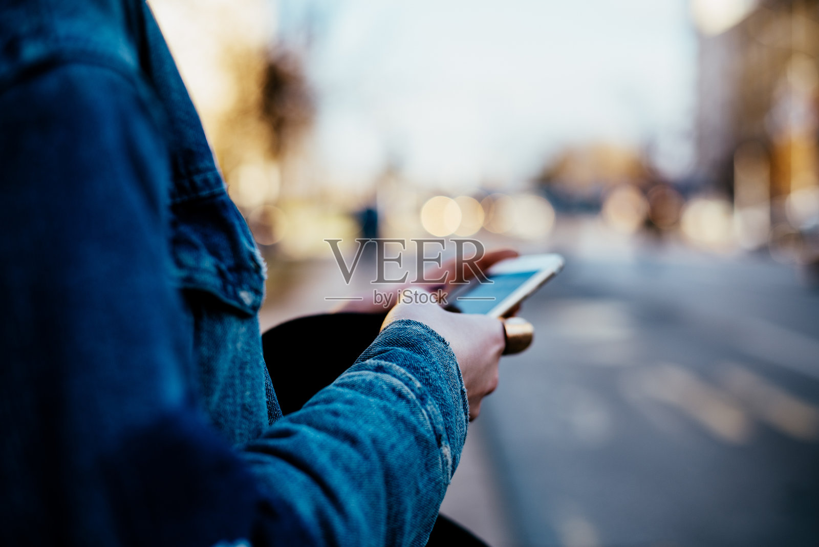 不认识的人在户外使用手机。特写镜头。照片摄影图片