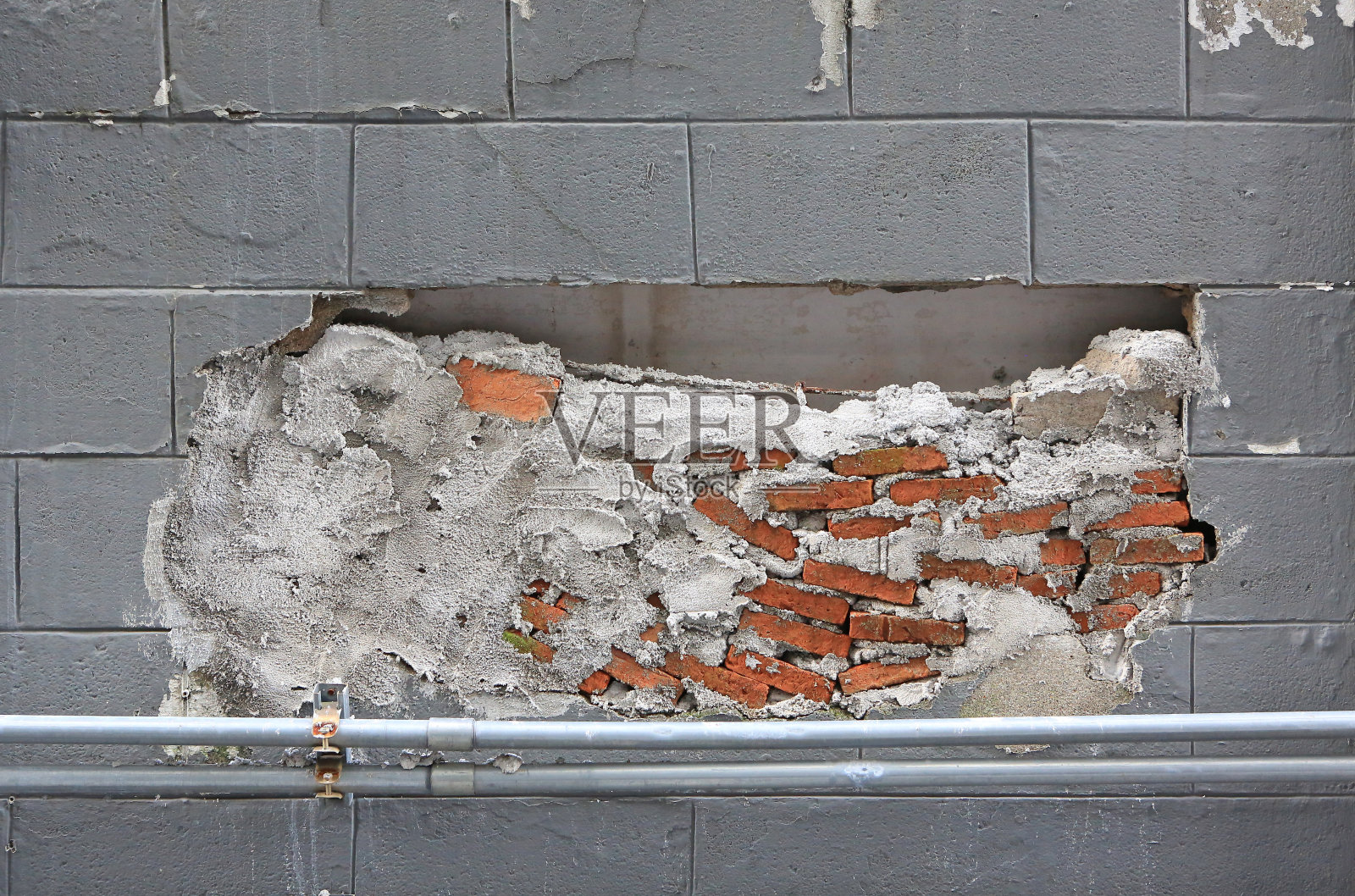 修补开裂的砖墙。照片摄影图片