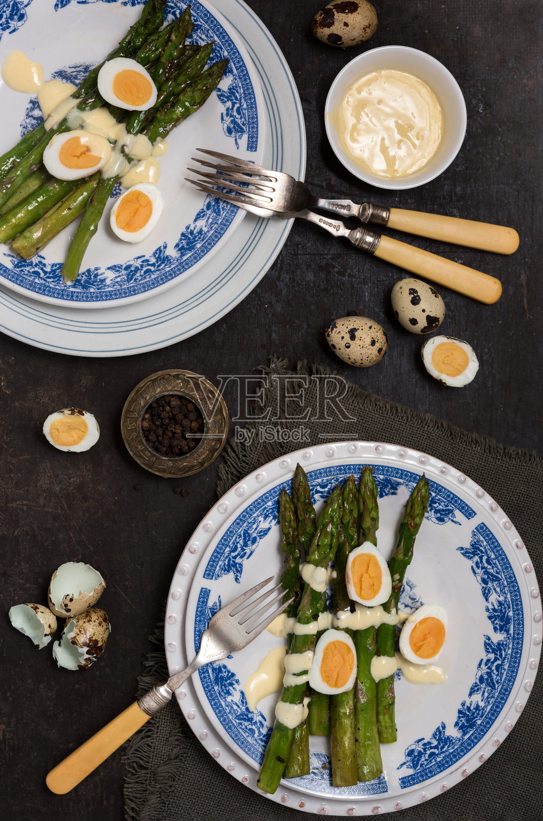 烤芦笋配煮鸡蛋。镀照片摄影图片