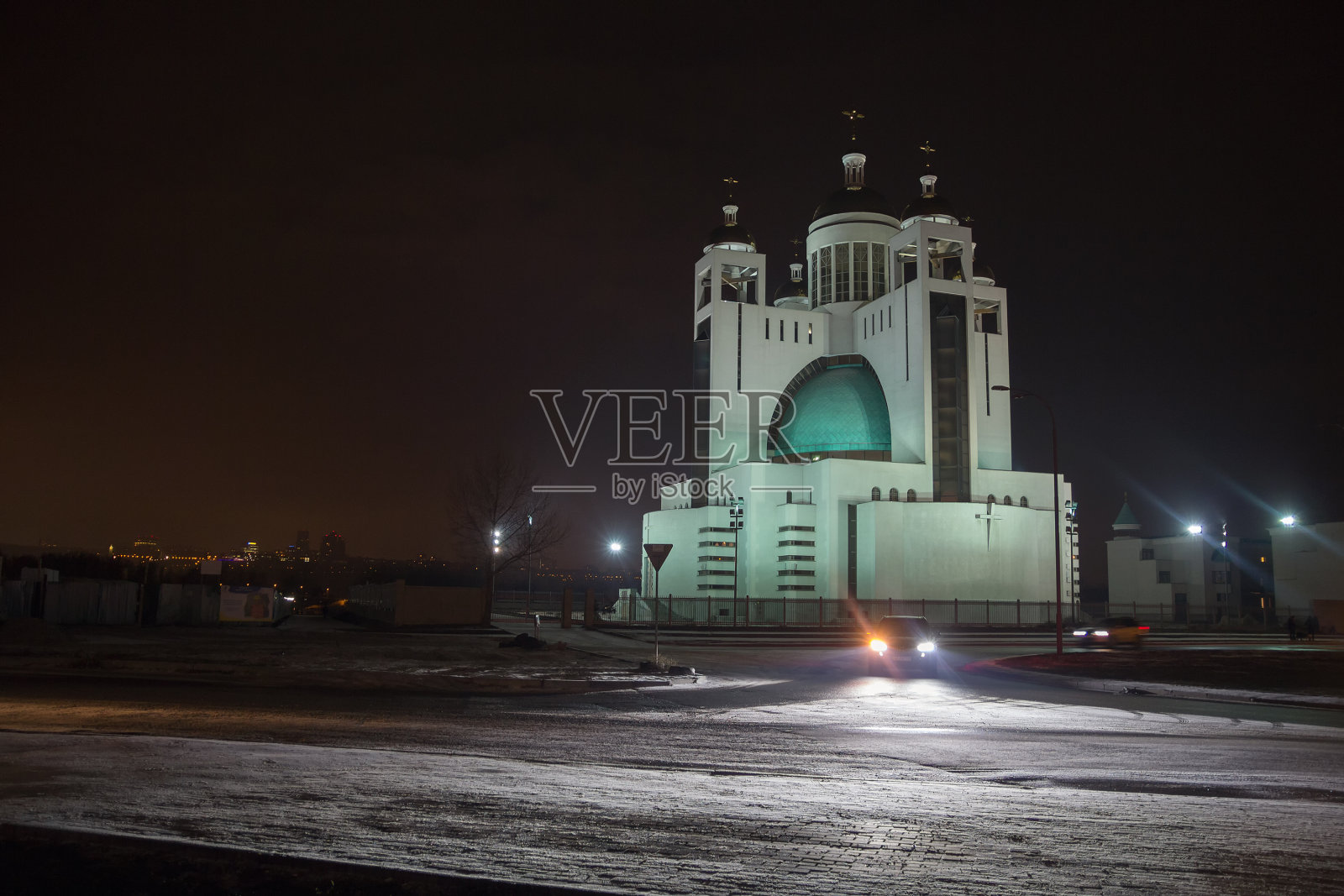 傍晚灯光下美丽的催化教堂。基辅,乌克兰照片摄影图片