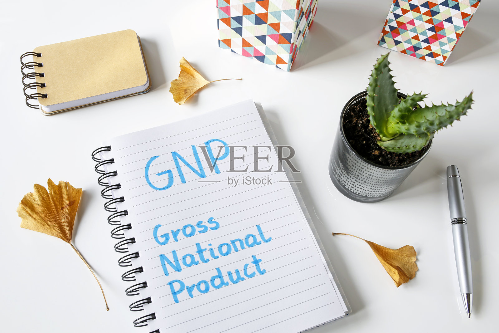 国民生产总值写在笔记本上照片摄影图片