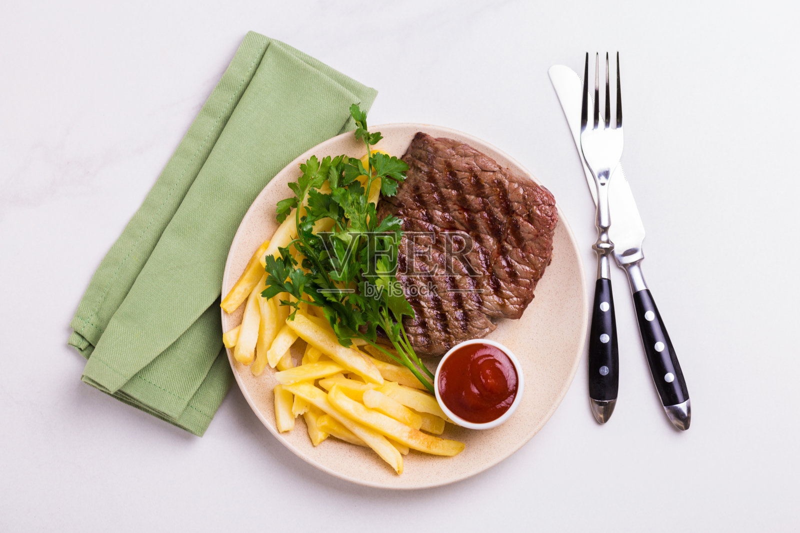 烤牛排配西红柿，炸薯条。烧烤,烧烤肉照片摄影图片