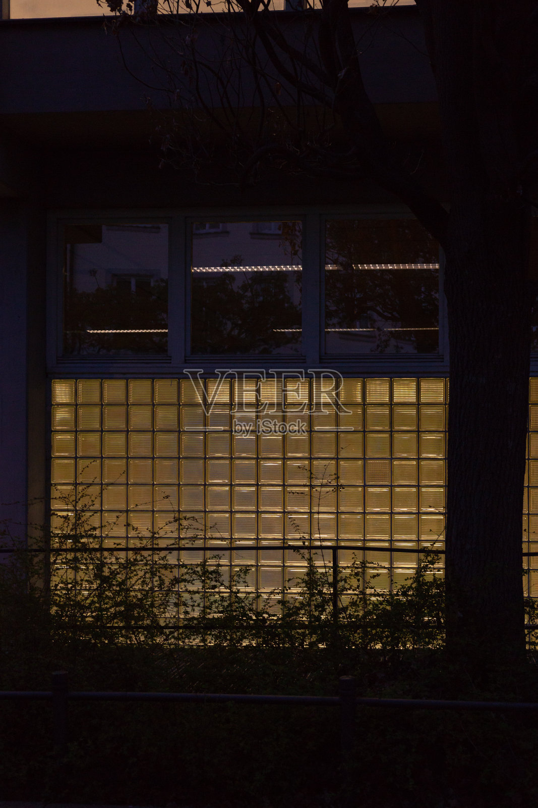 蓝色时间的窗户正面照片摄影图片