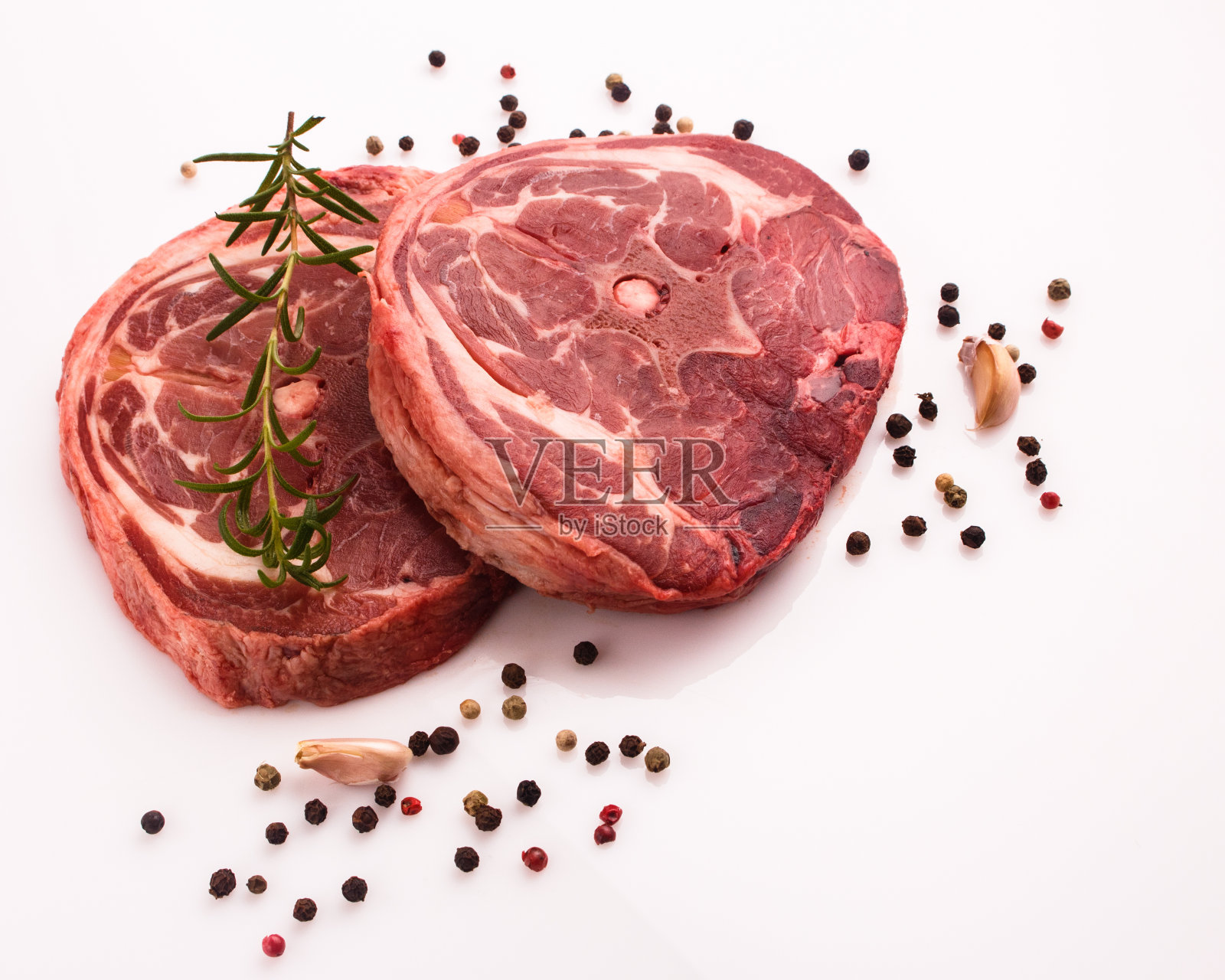 白色背景上的新鲜羔羊肉照片摄影图片