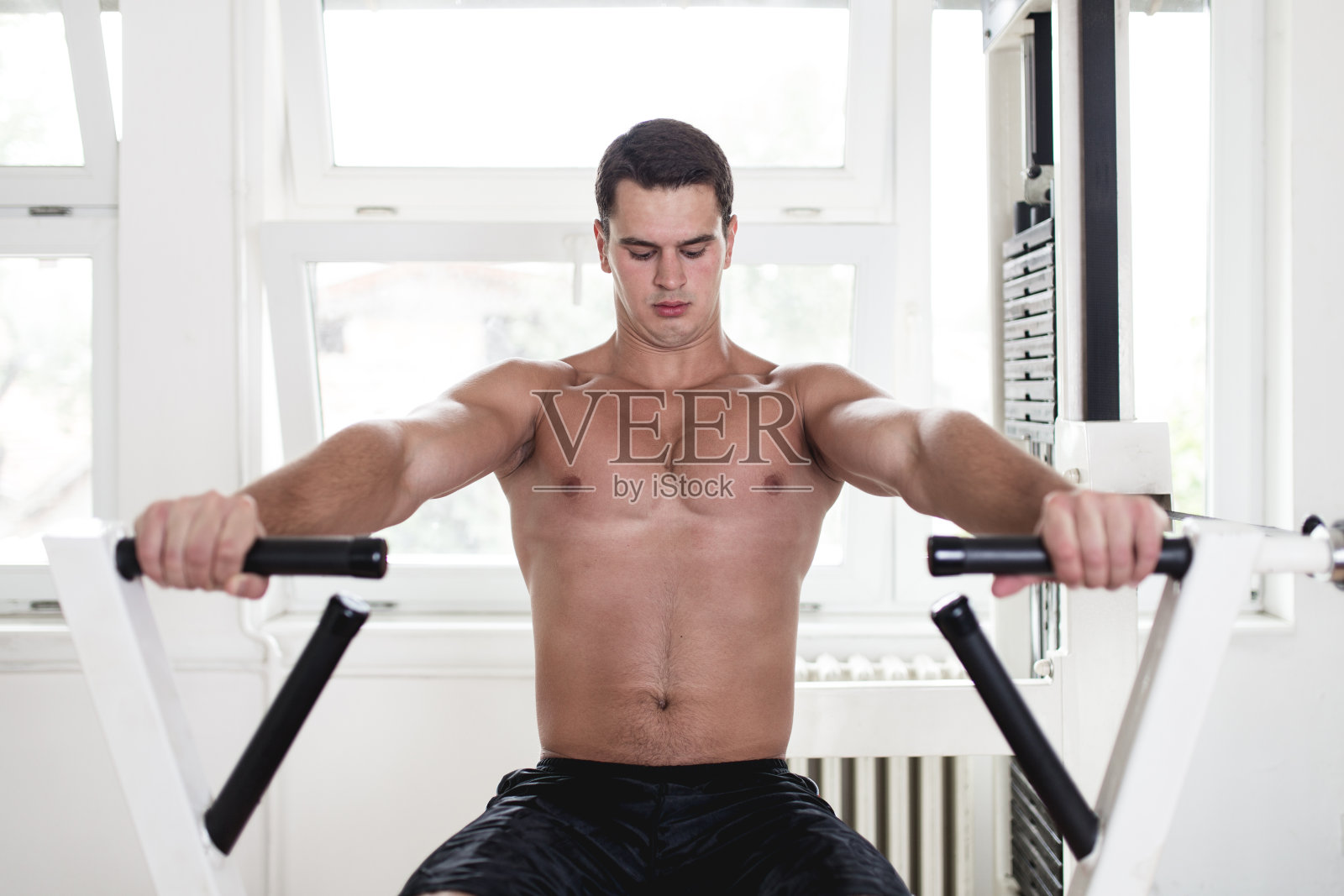 在健身房有魅力的年轻人照片摄影图片