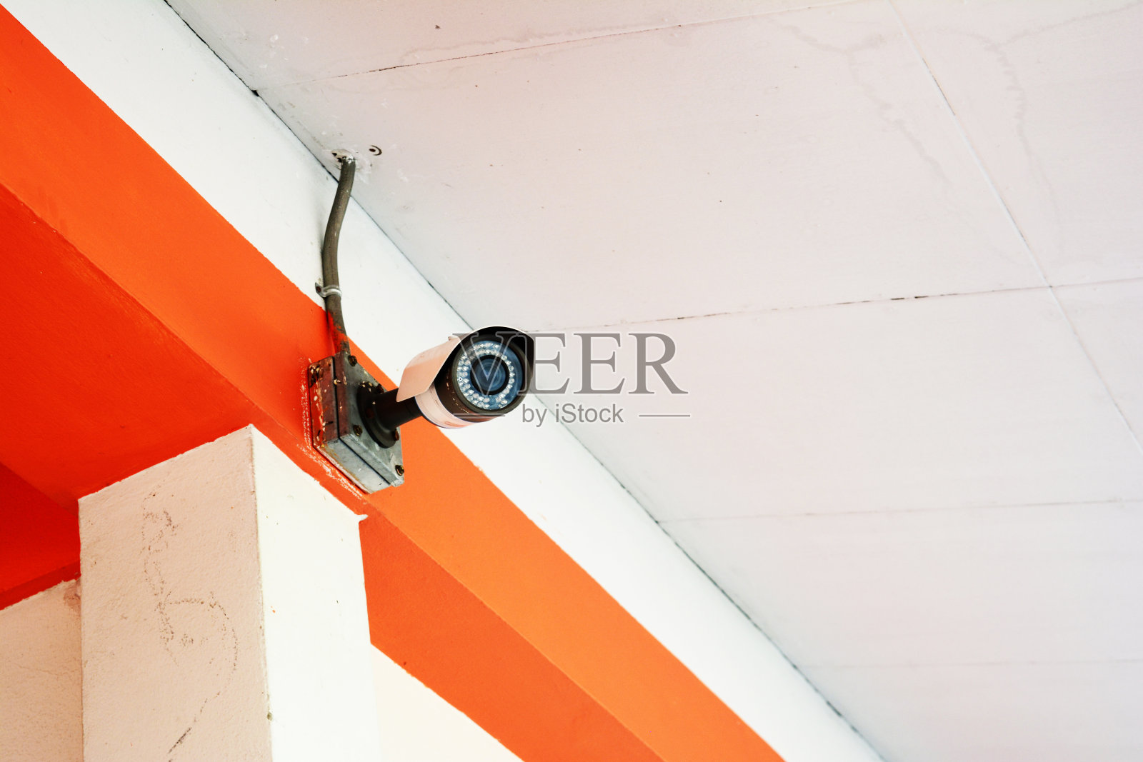 在一幢大楼里，用水泥柱子安装了闭路电视照片摄影图片