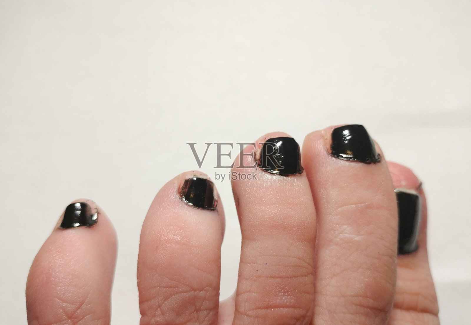 黑色美甲，足部在家里，错过了指甲，乱。注意小脚趾，给你发短信的空间。照片摄影图片