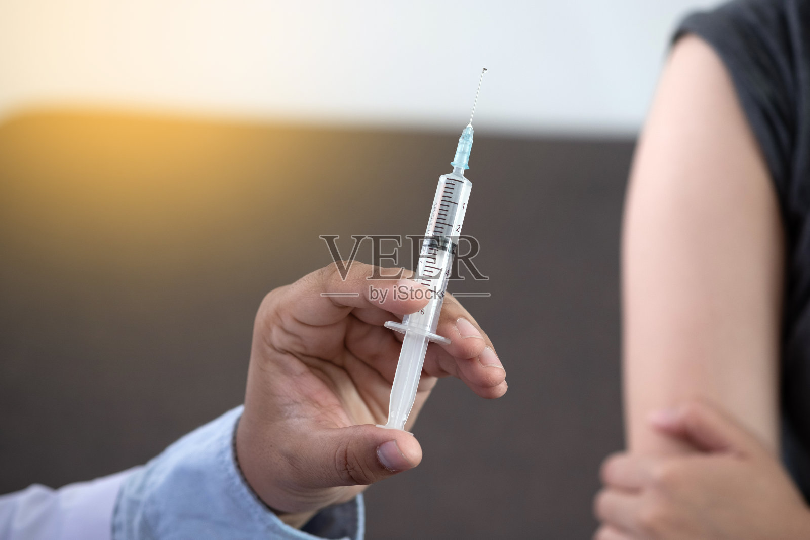 医生给病人注射疫苗、胰岛素或接种疫苗照片摄影图片