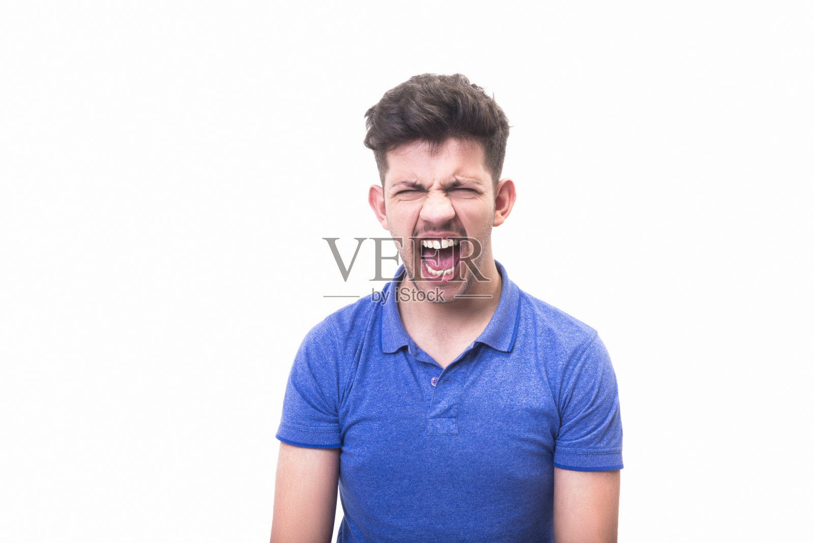 一幅愤怒的年轻人在白色背景下尖叫的肖像照片摄影图片