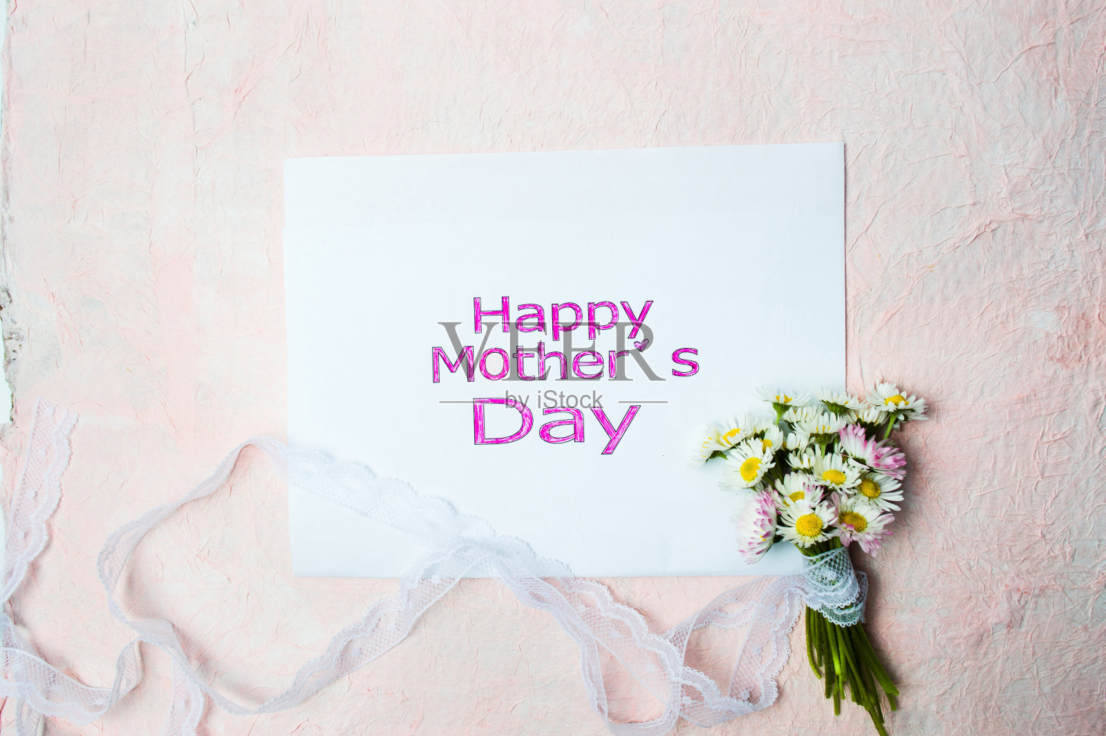 带洋甘菊花的母亲节快乐卡片照片摄影图片