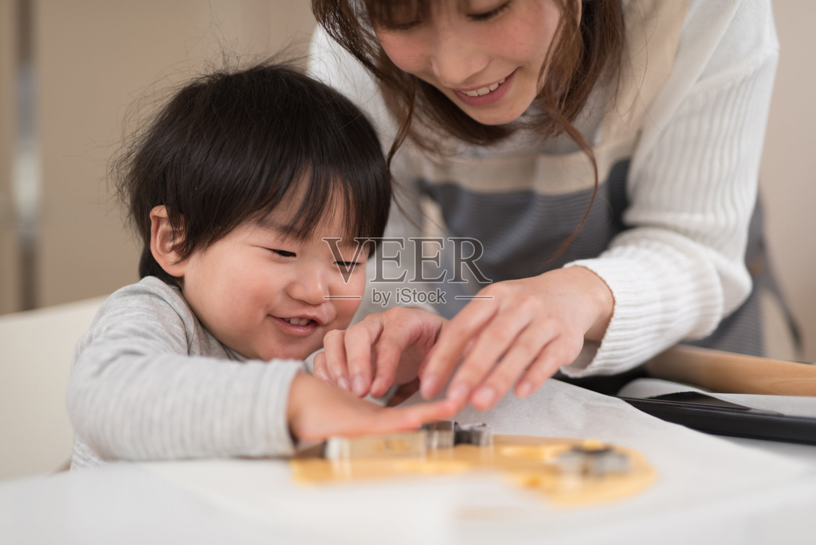 母亲和孩子在厨房里一起做饼干照片摄影图片