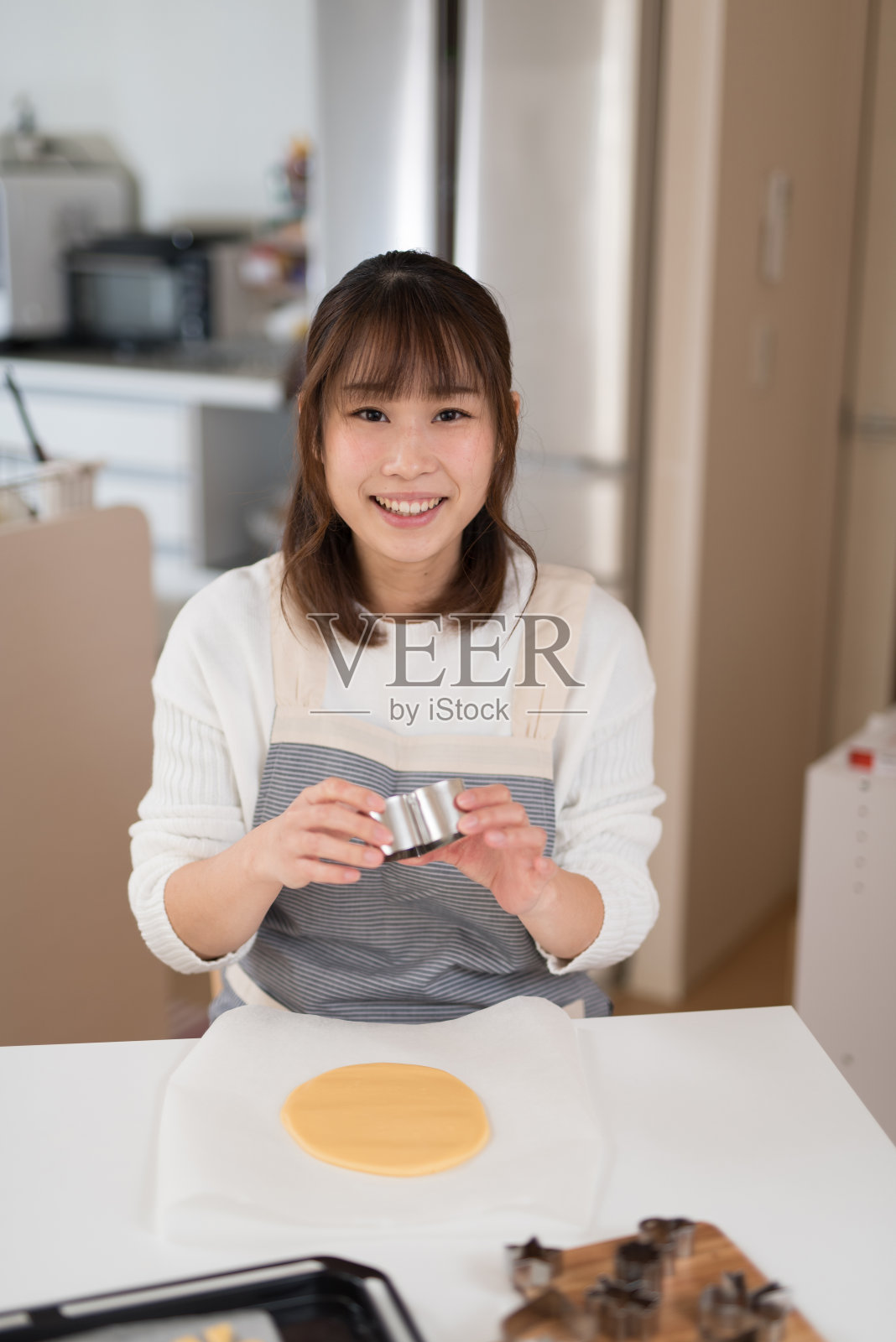 在厨房里做饼干的女人照片摄影图片