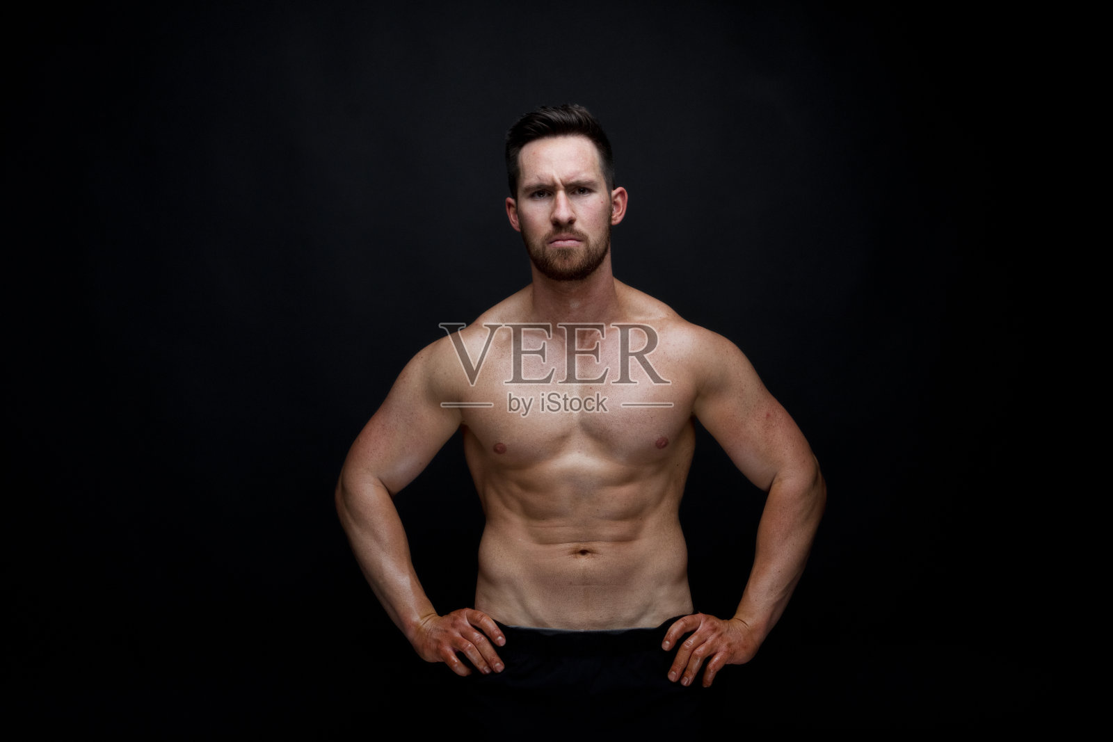 赤裸上身炫耀肌肉的男人照片摄影图片