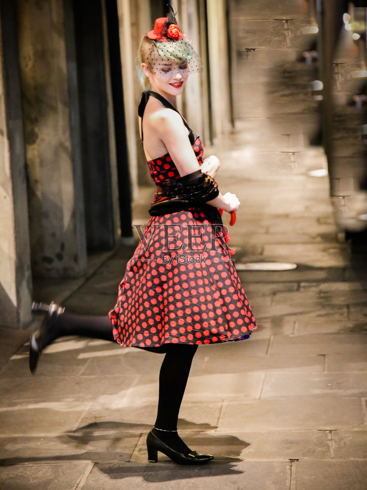 可爱的金发女人穿着斑点薄纱复古帽子照片摄影图片