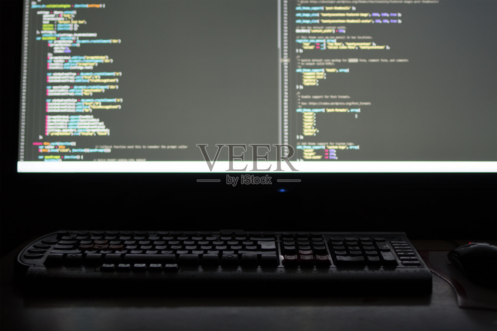 程序员在电脑后面工作到深夜的画面照片摄影图片