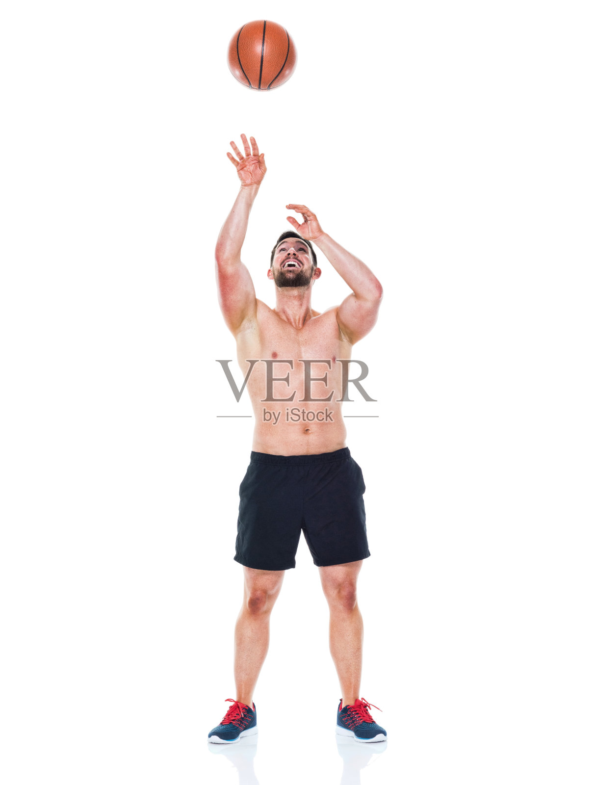 赤裸上身的男人在打篮球照片摄影图片