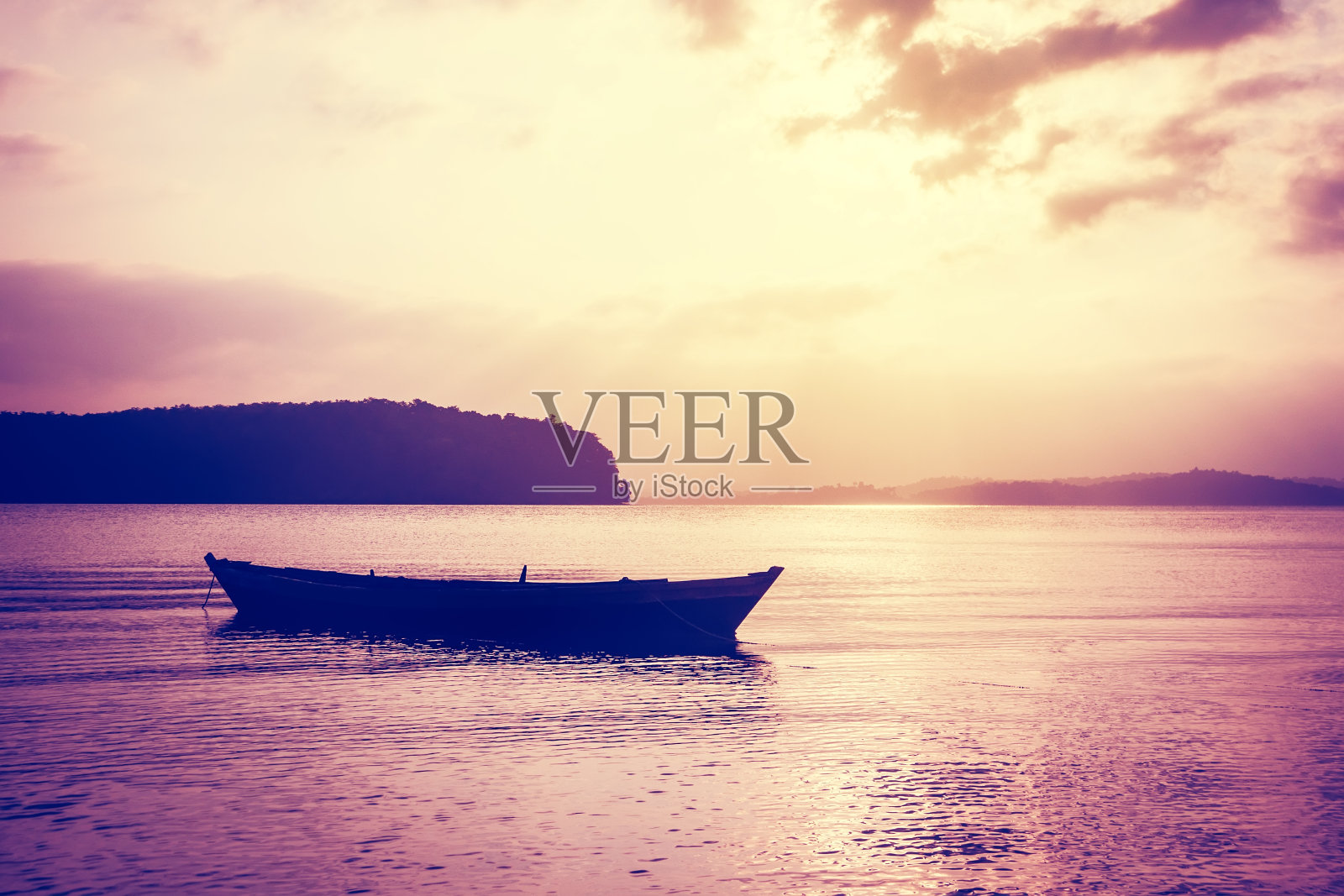 美丽的日落景色与小船照片摄影图片