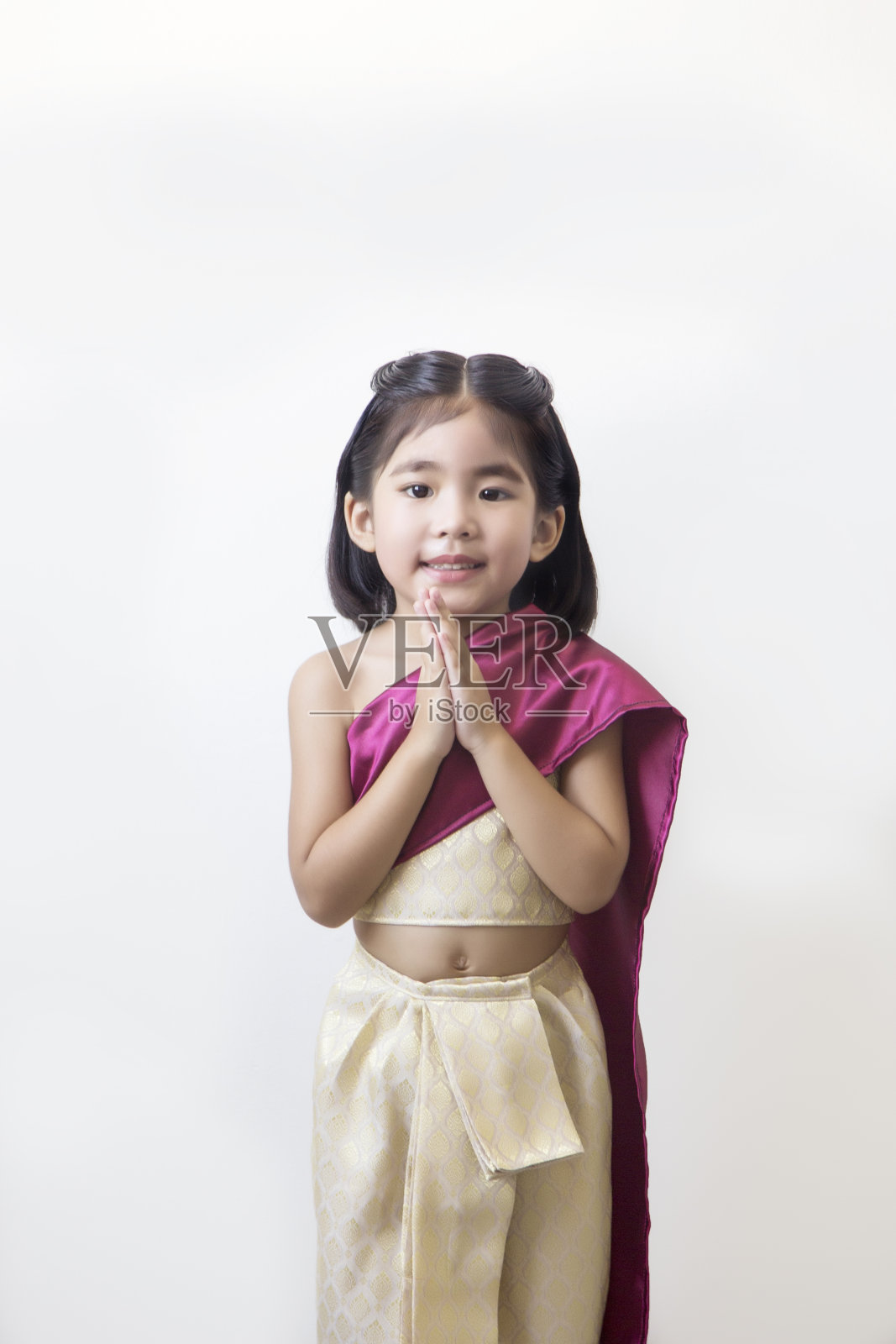 泰国小孩穿着传统的泰国服装，白色照片摄影图片