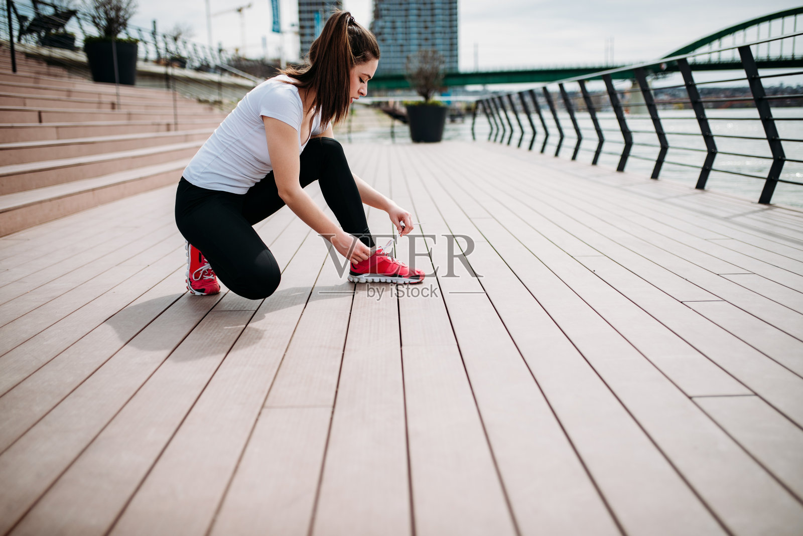 把跑步鞋。女孩准备跑步。照片摄影图片
