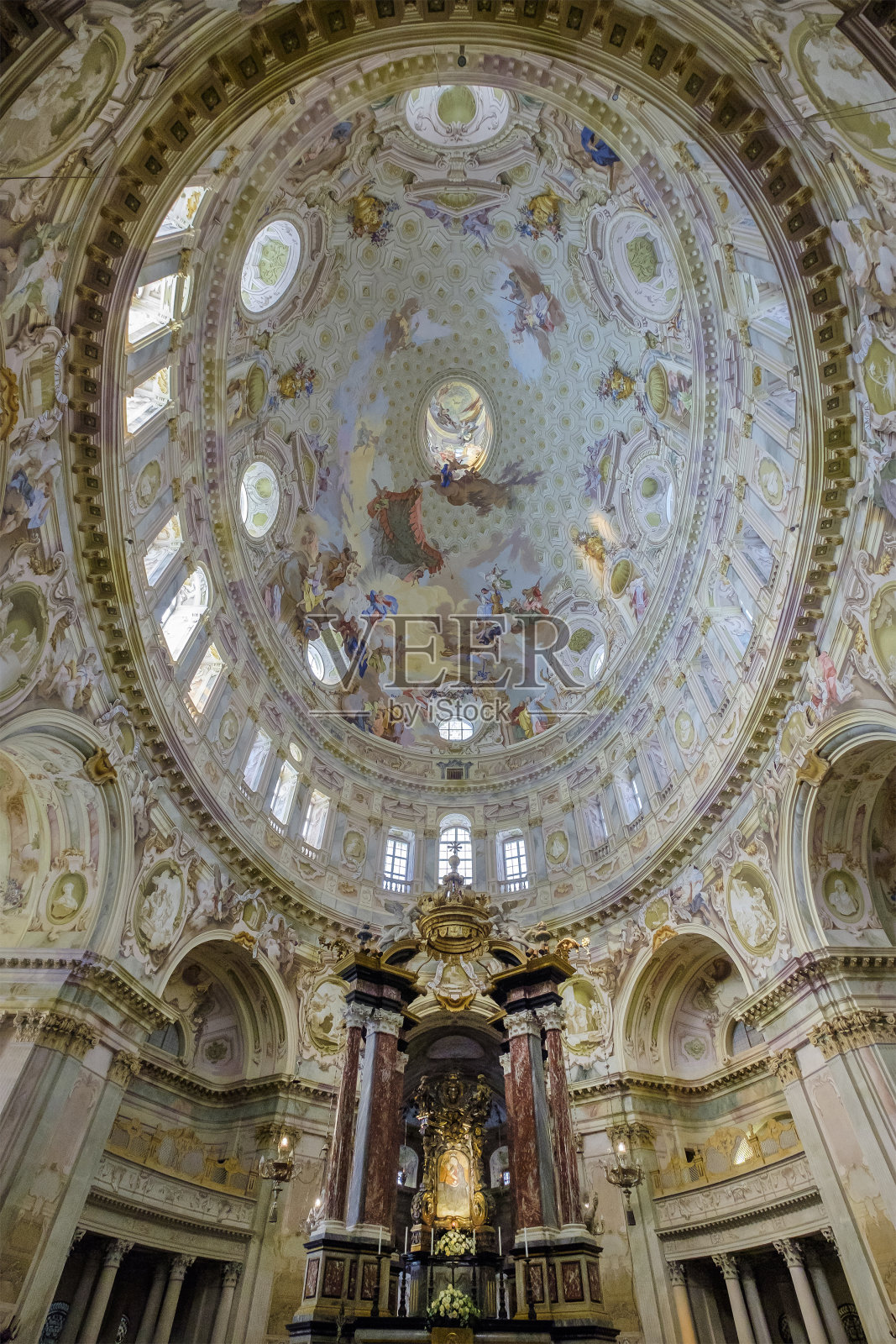 圣塔奥迪维科福特，一个巴洛克式的纪念性教堂，有一个巨大的椭圆形圆顶，是世界上最大的，在1752年装饰在壁画上。皮埃蒙特,意大利北部。照片摄影图片