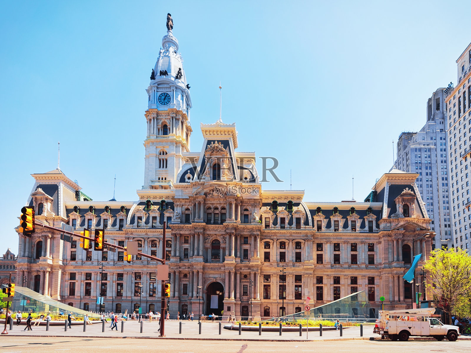 费城市政厅和游客在宾夕法尼亚广场照片摄影图片