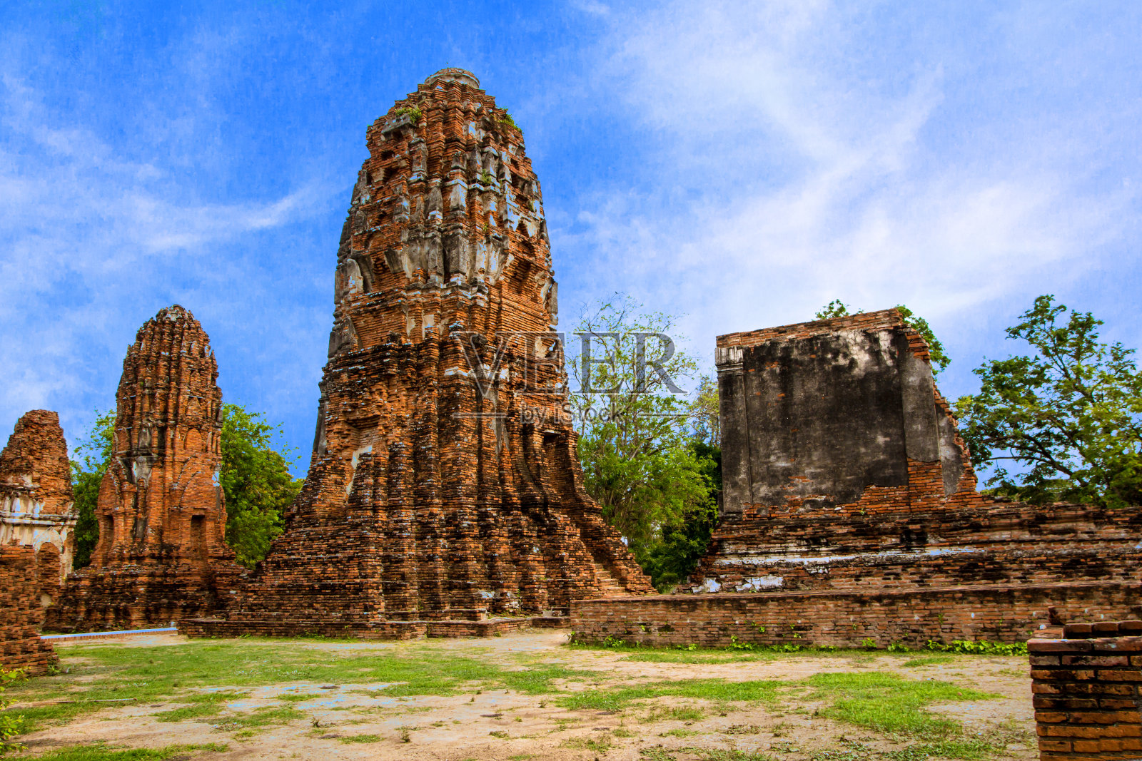泰国大城府历史公园的大城府老寺寺。照片摄影图片