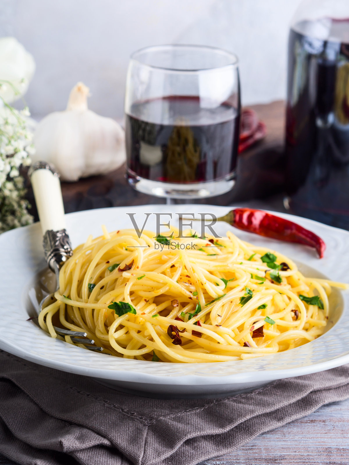 意大利面加红辣椒，大蒜，橄榄油照片摄影图片