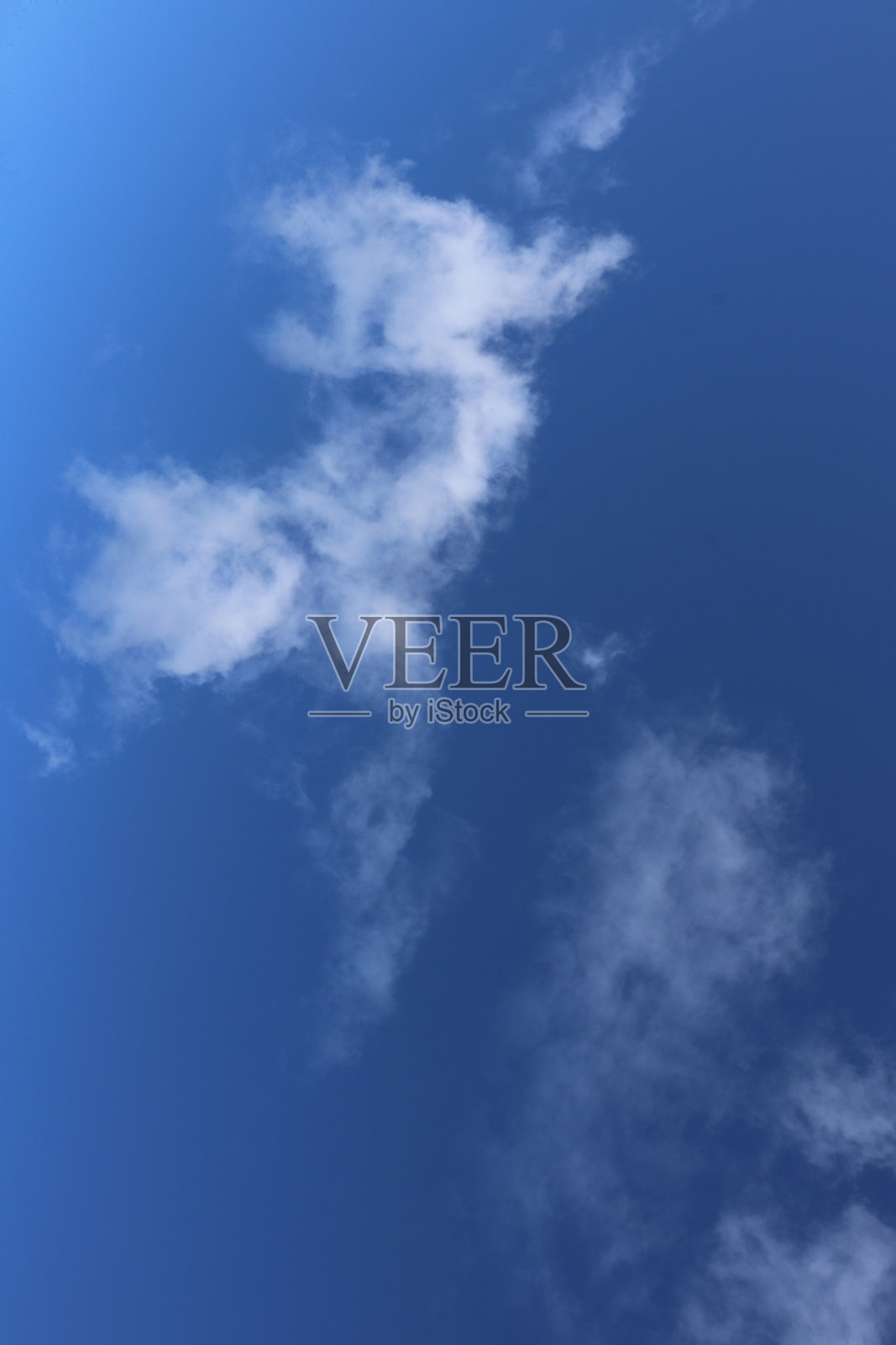 在乡村背景的蓝天白云照片摄影图片