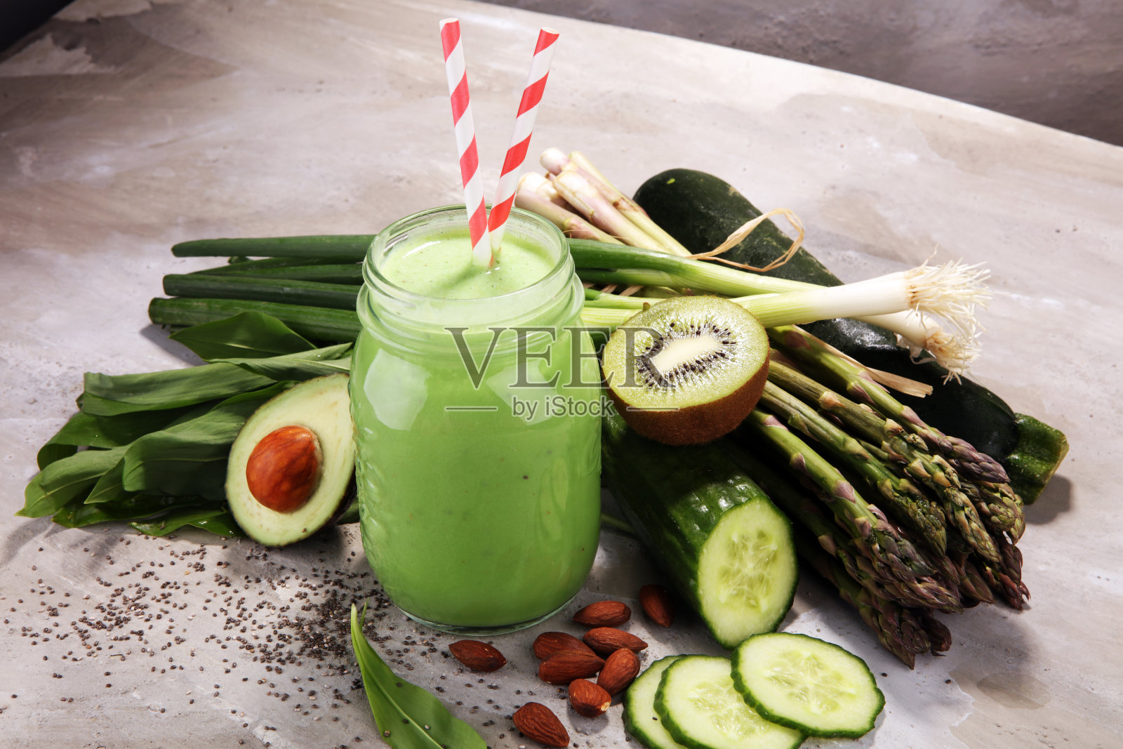 健康绿色冰沙与配料照片摄影图片