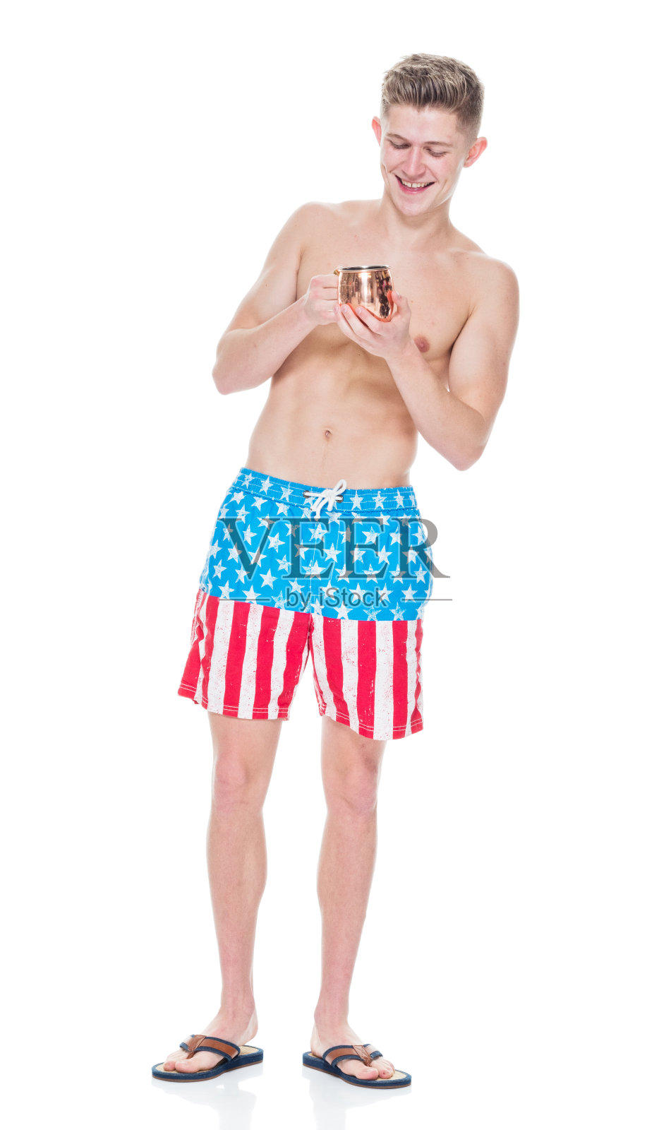 赤膊帅哥拿着酒照片摄影图片