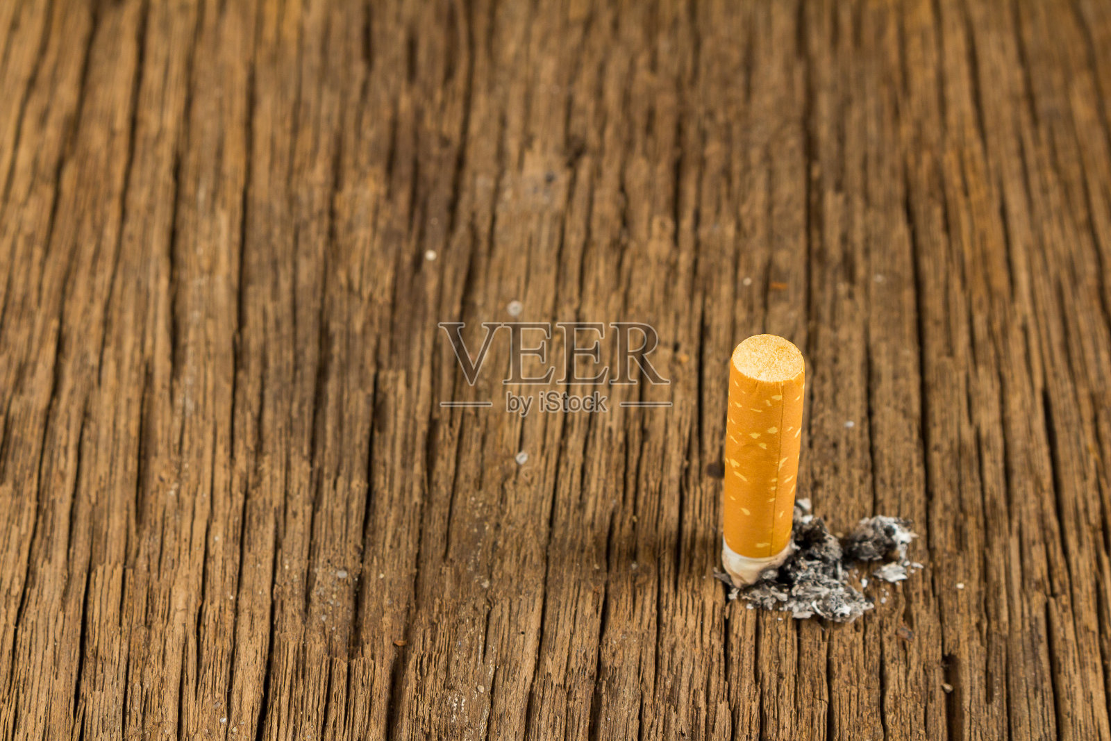 烟草香烟。存根。木照片摄影图片