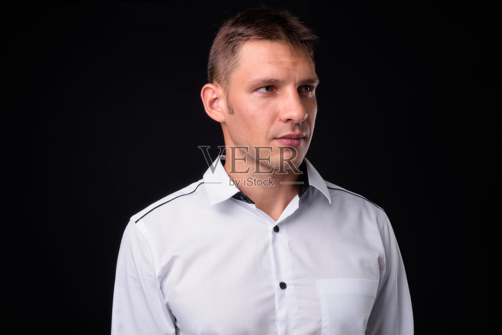 英俊的商人在黑色背景下照片摄影图片