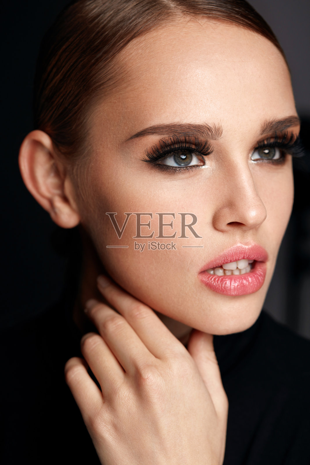 美丽的女孩与美丽的脸，化妆和长黑睫毛照片摄影图片