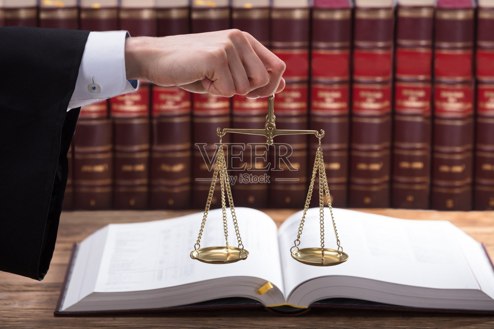 持有公正量表的法官照片摄影图片