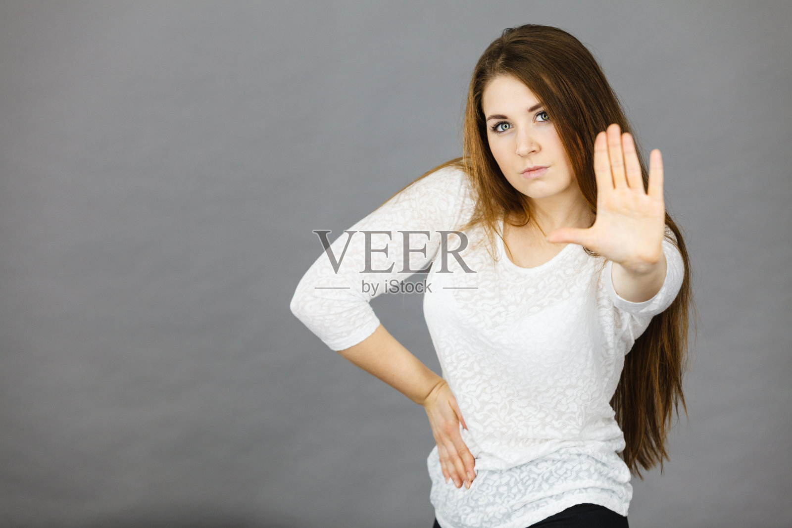 愤怒的不可救药的女人用手示意停止照片摄影图片