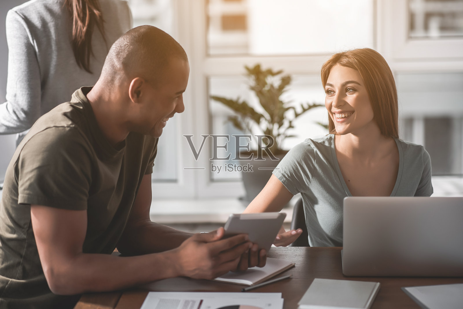 男人和女人喜欢他们的谈话照片摄影图片