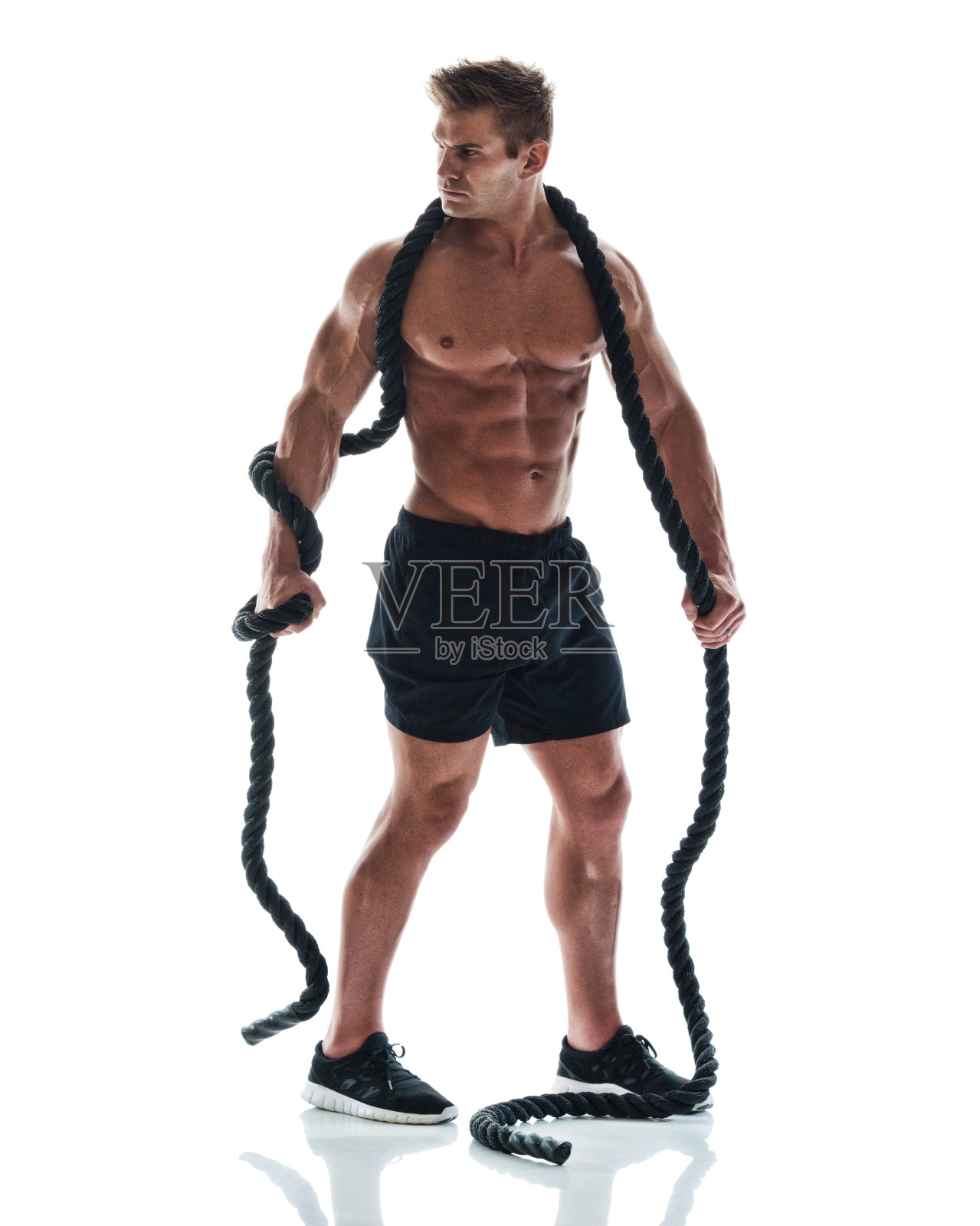 英俊的肌肉男拿着战斗绳索照片摄影图片