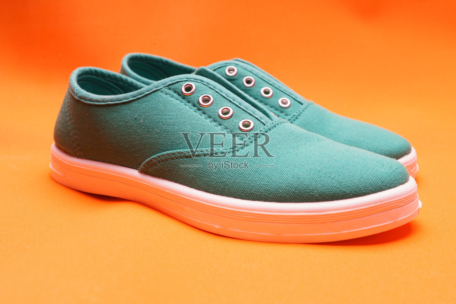 橙色的绿色球鞋照片摄影图片