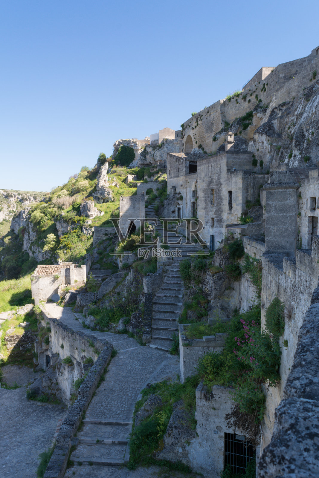在蓝天背景上的马泰拉Sassi垂直视图照片摄影图片